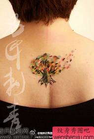 पीठ पर अच्छा दिखने वाला लोकप्रिय ट्री टैटू पैटर्न
