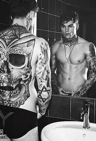 Padrão de tatuagem mostrando homem