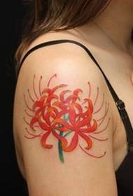 Tatouage de fleur flatteur et mystérieux