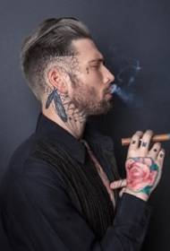 Model tampan lelaki tatu Eropah dan Amerika yang luar biasa Ian Elkins menghargai penghargaan