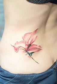 Красив модел на татуировка на цветя за умни момичета