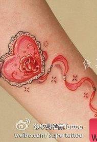 Un modello di tatuaggio amorevole con il braccio di una bella ragazza