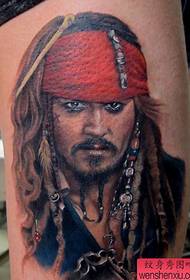 Fantastico tatuaggio a pirati caraibico sulle gambe