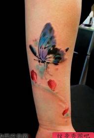 Момиче любим цвят на ръка модел татуировка на пеперуда