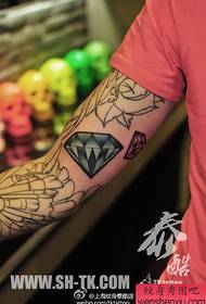 Κομψό χρώμα πολύχρωμο μοτίβο τατουάζ με τα χέρια