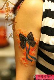 Modèle de tatouage noeud de dentelle beauté bras belle