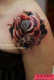Ombro feminino com rosa e diamante padrão de tatuagem