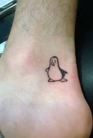 男性の足首、漫画の小さなペンギンのタトゥーパターン
