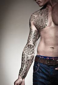 Różne zdjęcia tatuaży plemiennych mężczyzn z totemem