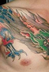Braccio destro da uomo su modello di drago blu sopra la spalla