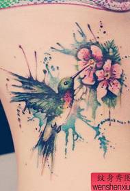 Warna sisi éndah pola tato hummingbird indah