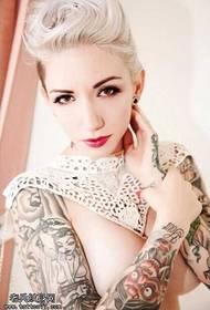 Uzorak tetovaže žene na bijeloj kosi na glavi