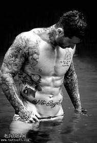 Padrão de tatuagem de homem de água de amor