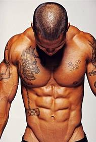Muscoloso bel ragazzo con un tatuaggio prepotente