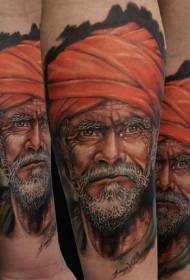Realisme stil fargerik mann portrett tatovering