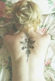 Bellissimo e bellissimo tatuaggio totem sulla schiena femminile