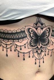 Skaists melnā tetovējuma dekoratīvās glezniecības tetovējuma raksts no vīriešu tetovējuma mākslinieka Teilores