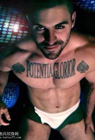 Modello di tatuaggio uomo bello