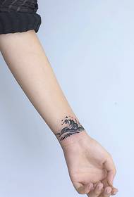 Osobnostní vlna tetování na dívčí paži