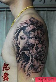 Brazo hermosa chica con patrón de tatuaje de flor de lirio