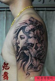 Arm smuk pige med lilje blomster tatoveringsmønster
