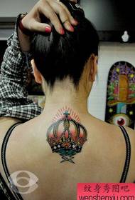 Modello di tatuaggio con corona squisita popolare collo della ragazza
