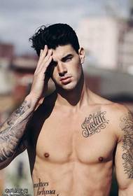 Bellissimo modello di tatuaggio maschile