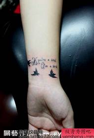 Красивая и популярная татуировка с изображением птичьего письма