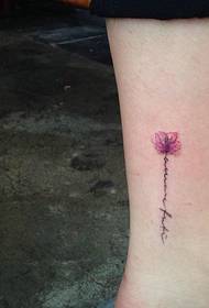 Маленька квіткова татуювання підходить для тихих і спритних дівчат