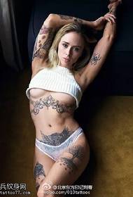 Európai és amerikai stílus, fele egy gyönyörű nő tetoválás mintát