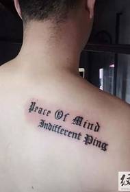 Tatoo rahisi ya Kiingereza kwenye mabega ya wanaume