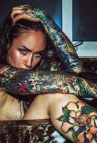 Europæisk og amerikansk skønhed, der elsker tatoveringer, er den smukkeste