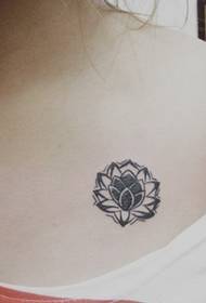 Tatuatge de tòtem de lotus blanc negre a l'espatlla femení