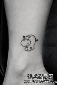 Söpö pieni hippo-tatuointikuvio poikien nilkoissa