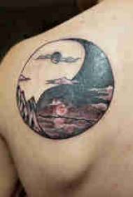 Заднє плече татуювання хлопчик назад плече круглі і пейзаж малюнок татуювання