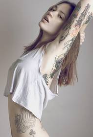 Tatuaggio totem ritratto braccio femminile in vita