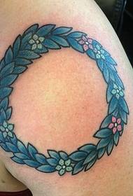 Diversi bellissimi tatuaggi con ghirlanda di personalità creativa