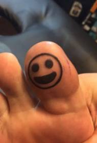 Teen tattoo, mannelijke teen, zwarte smiley tattoo afbeelding