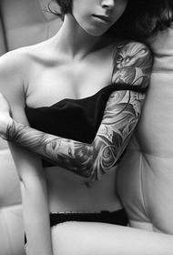 Maschera misteriosa del tatuaggio del ritratto misterioso della bella donna pensierosa sexy