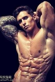 Muscular model i tatuazheve të burrave