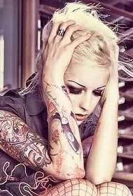 Modello tatuaggio braccio donna