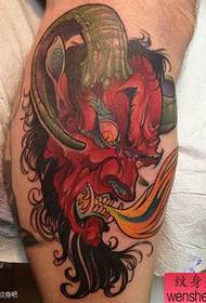 Vīriešu kājas dominējošā velna sātana tetovējuma modelis