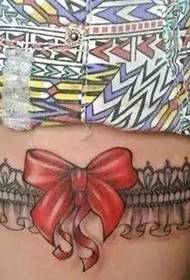 Ang tattoo nga lace sa sekso nga babaye