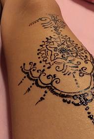 Modieuze mooie Henna-tatoeage voor het juiste meisje