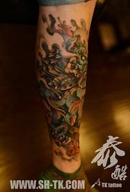 Genial y popular patrón de tatuaje de león Tang en las piernas
