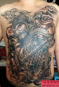 Домінуючий візерунок татуювання Qin Qiong на передній частині грудей