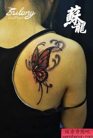 Os ombreiros das mozas parecen un bo modelo de tatuaxe de mariposa