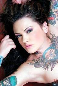 Seksīgi krāšņi skaistuma krūtis rokas galvaskausa tetovējuma attēli