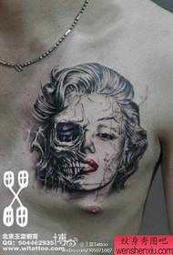 Vackert alternativ Marilyn Monroe för manlig bröst med tatueringsmönster för skalle