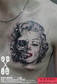 Txiv neej hauv siab xaiv zoo nkauj Marilyn Monroe nrog pob txha taub hau tattoo txawv